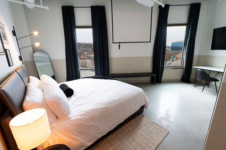 1 King Bed (2 of 19)