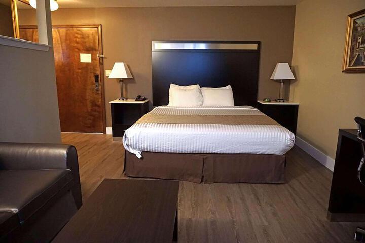 1 King Bed (5 of 5)