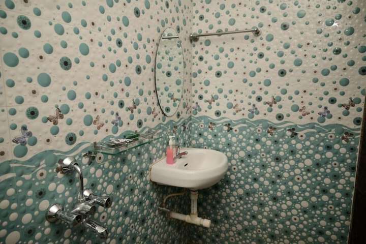 Room 8 of 9