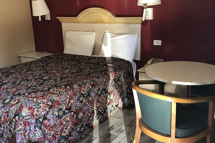 Room 11 of 16