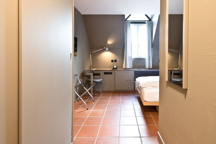 Room 7 of 24