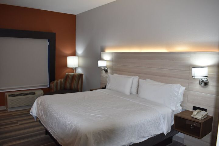 1 King Bed (4 of 18)