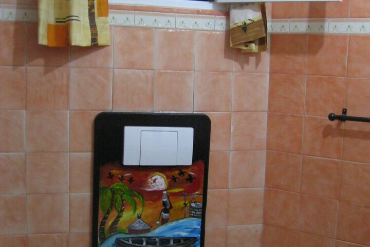 Room 12 of 16