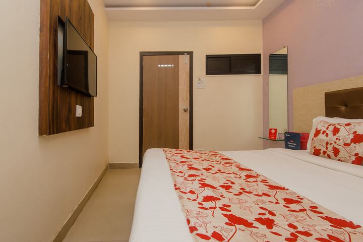 OYO 8678 Hotel Golden Nest