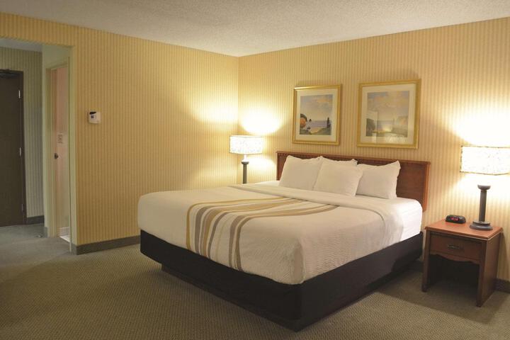 1 King Bed (3 of 8)