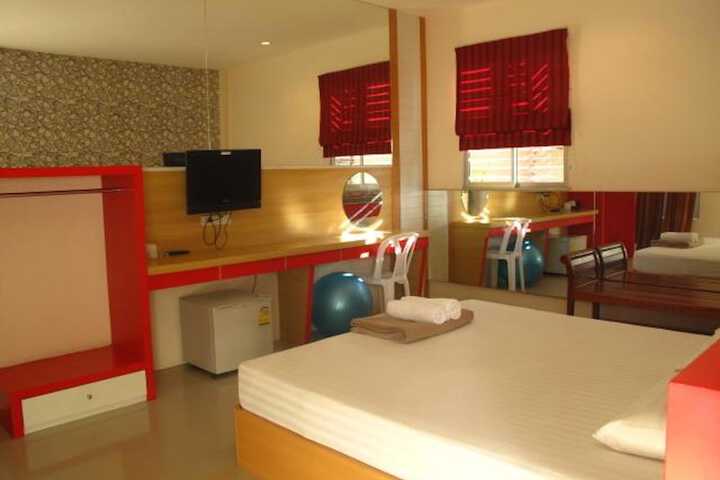 Room 10 of 32