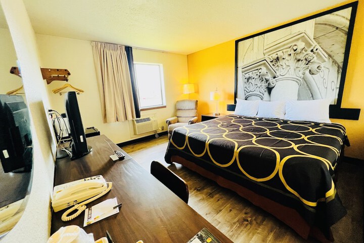 1 King Bed (15 of 24)