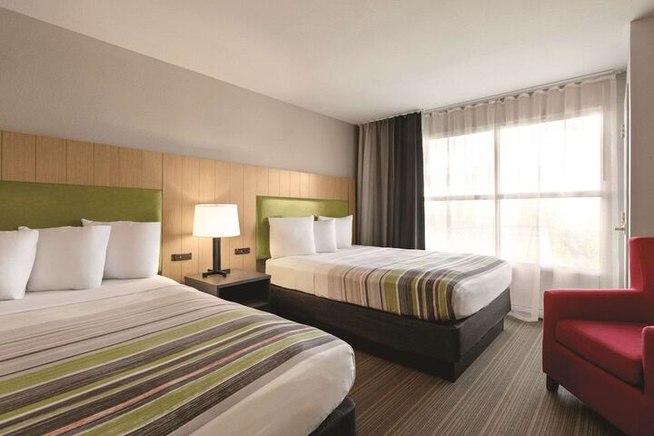 2 Queen Beds (1 of 6)