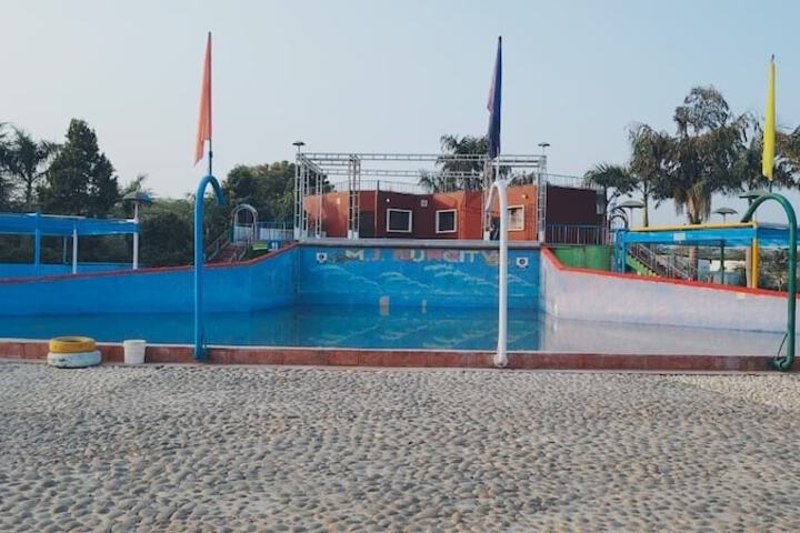Pool 33 of 61
