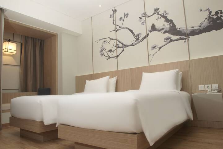 Room 13 of 42