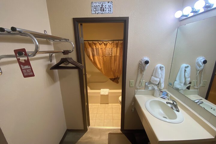 Room 27 of 106