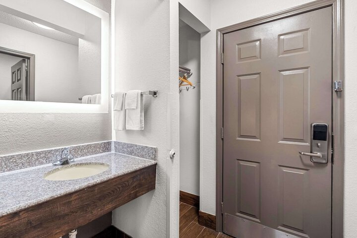 1 King Bed Accessible (4 of 7)