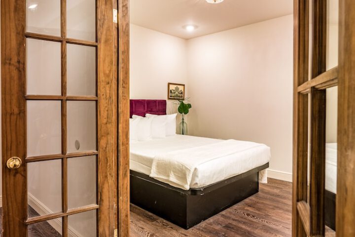 Room 26 of 182