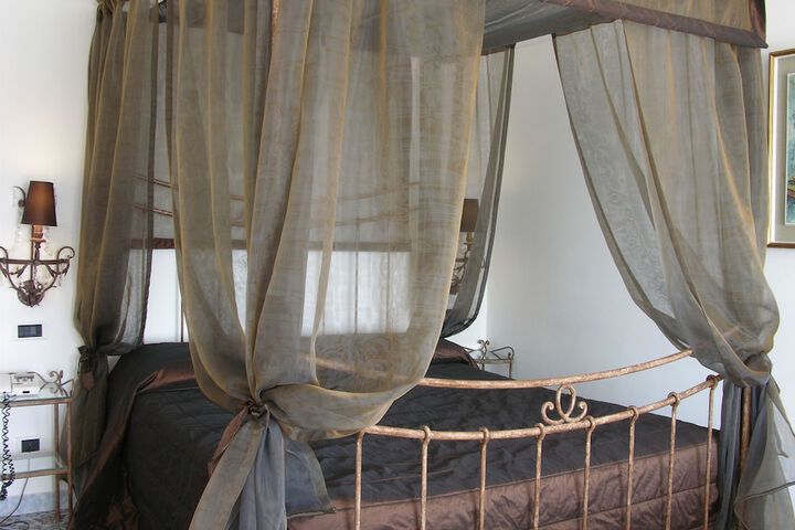 Room 5 of 48