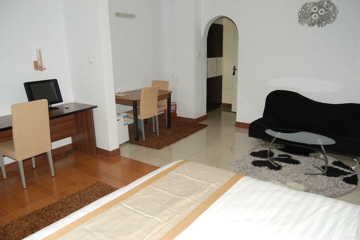 Room 16 of 28