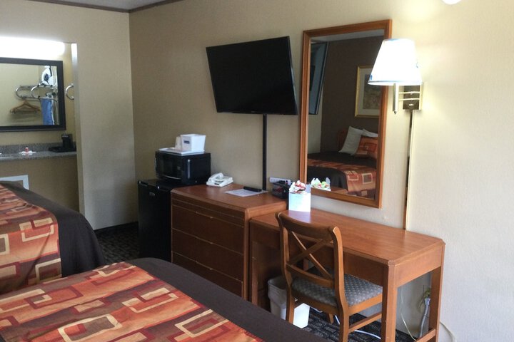 1 Queen Bed (9 of 13)