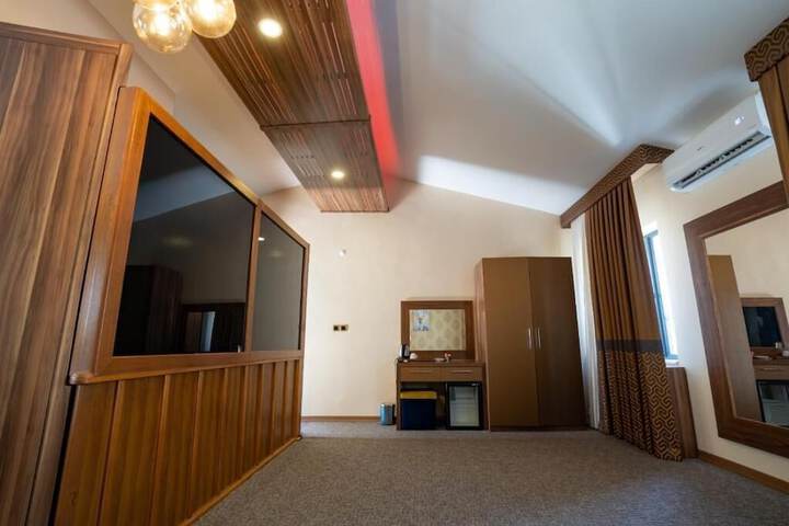 Room 4 of 28