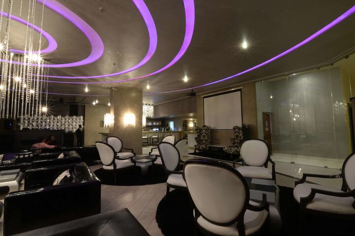 Lounge 98 of 133