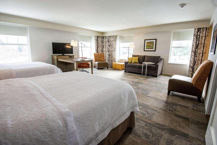 1 King Microwave, Refrigerator Wet Bar Studio Suite