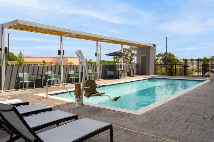 Pool image of Home2 Suites by Hilton Austin South I-35