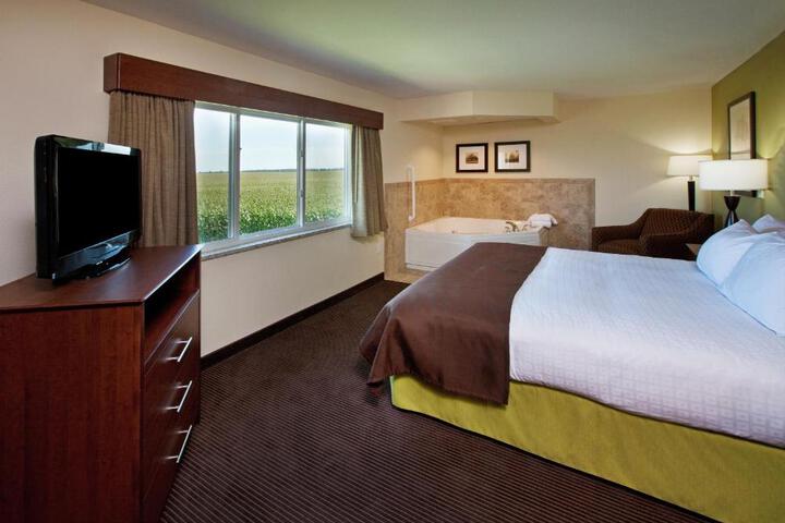 1 King Bed (3 of 18)