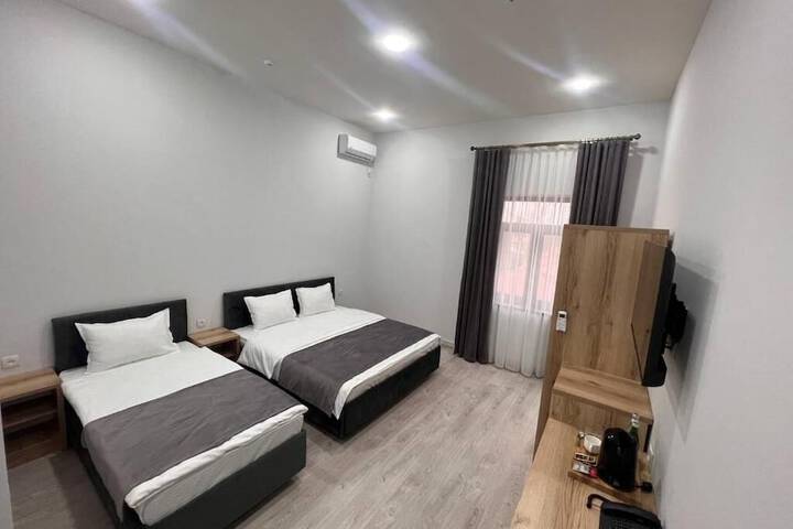 Room 6 of 10
