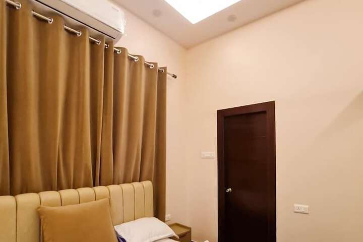 Room 2 of 77