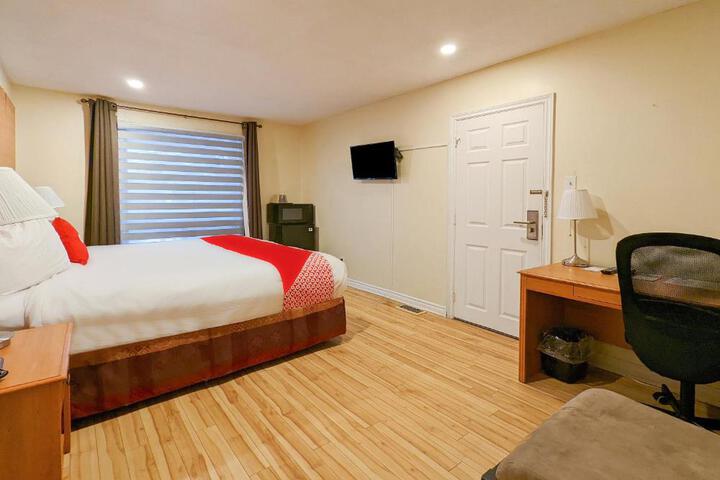 1 King Bed (5 of 8)