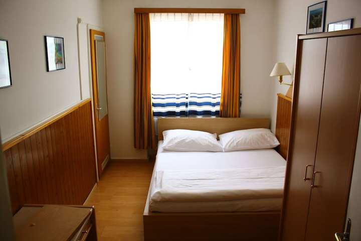 Room 8 of 69