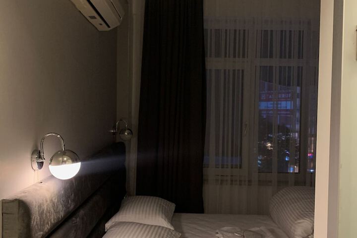 Room 5 of 9