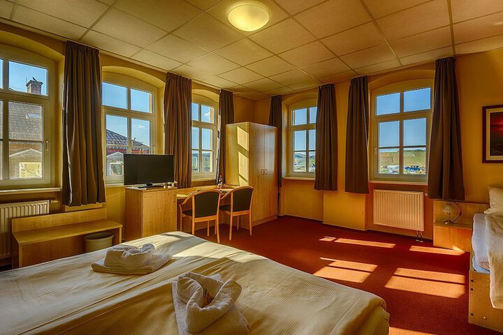 Room 2 of 67