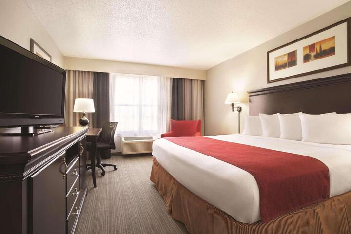 1 King Bed (2 of 11)