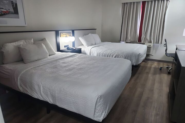 2 Queen Beds (5 of 12)