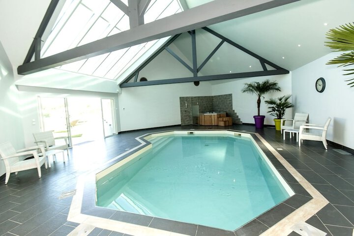 Hotel Pool