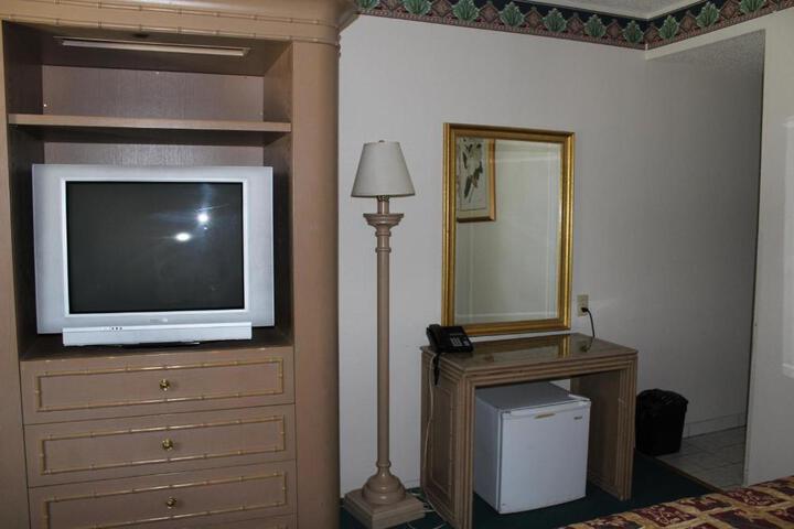 Basic Queen Bed (6 of 10)