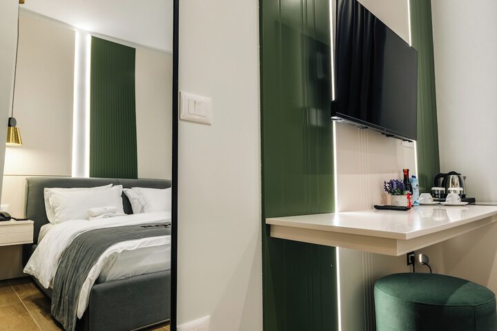 Room 6 of 120