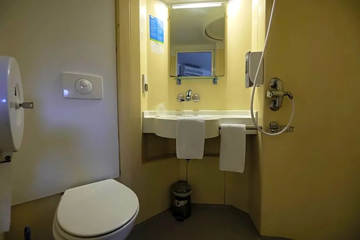 Room 9 of 19