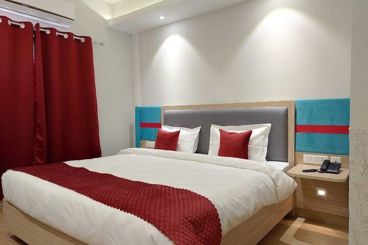 Room 4 of 9