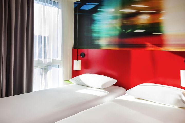 Room 4 of 40