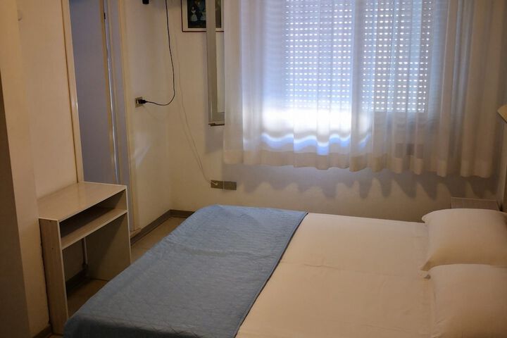 Room 6 of 24