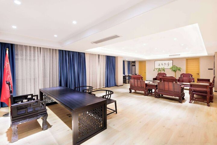 Business Center 15 of 17