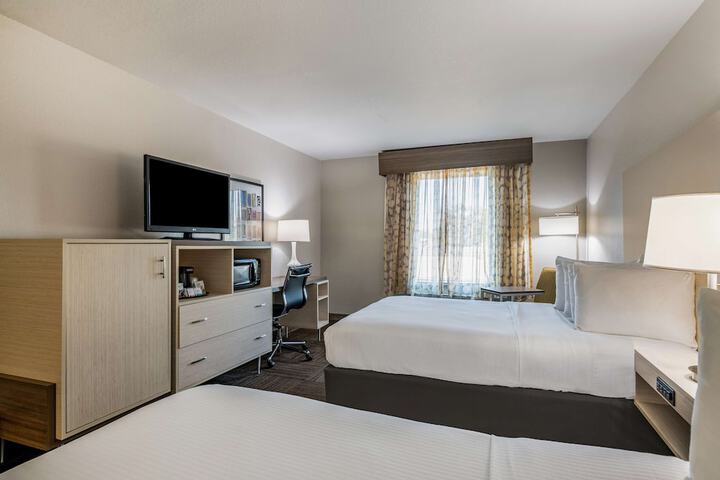 2 Queen Beds High Speed Internet Accessible Microwave, Refrigerator Full Breakfast (7 of 9)