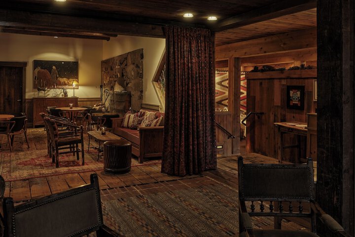 Lounge 120 of 154