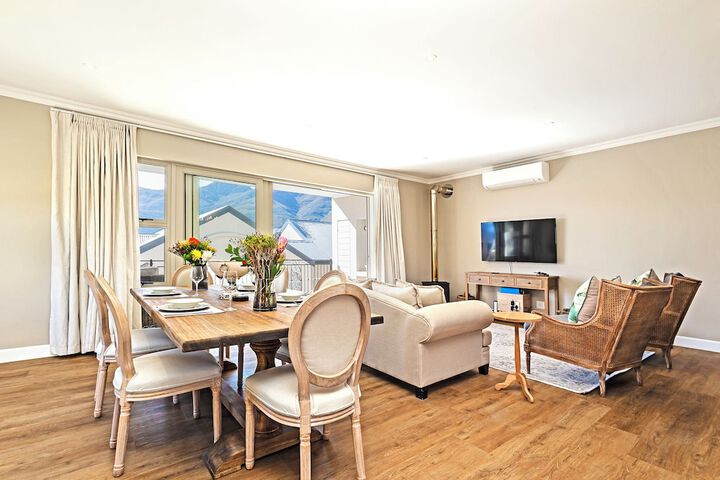 Room 102 of 220