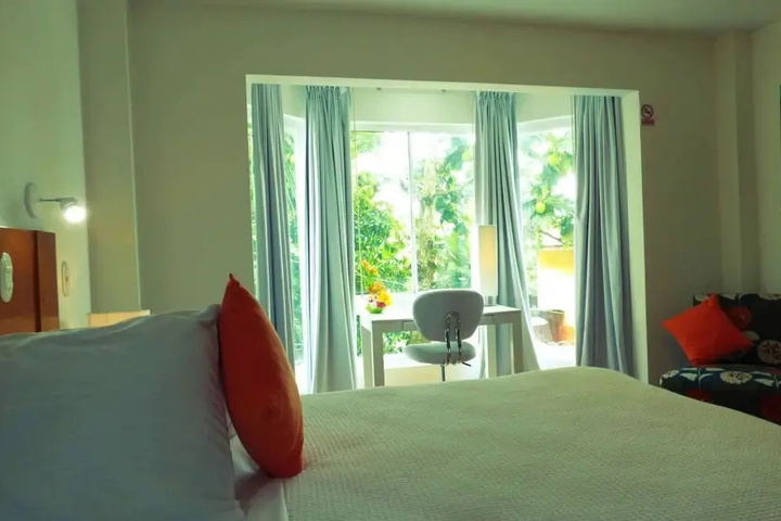 Room 5 of 16