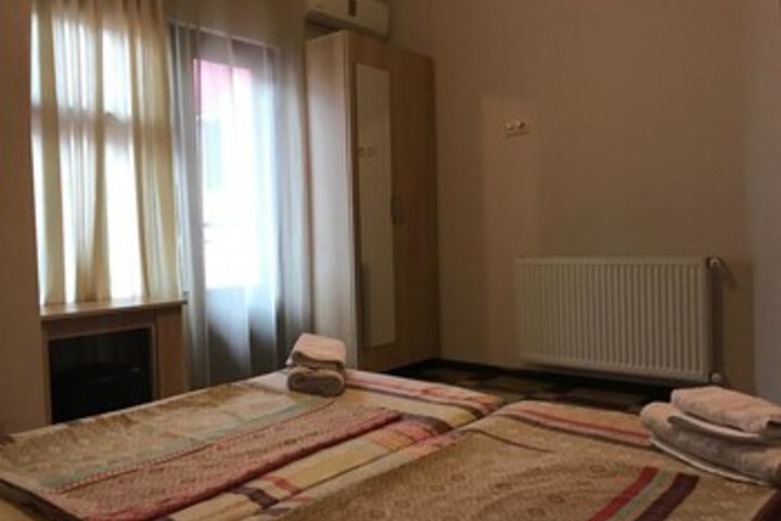 Room 10 of 32