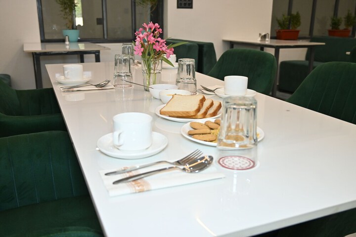 Dining 7 of 8