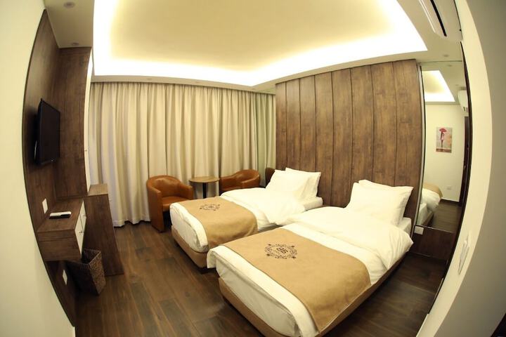 Room 10 of 29