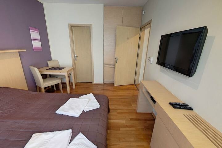 Room 9 of 98