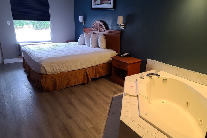 1 King Bed (2 of 19)